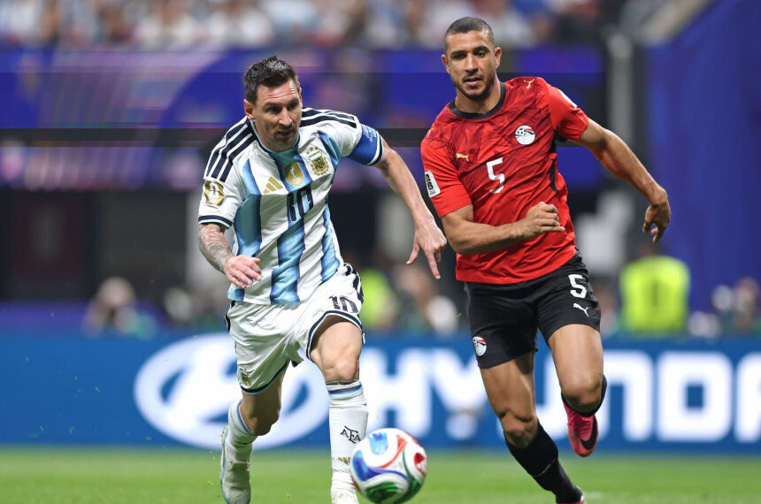 Argentina sufre pero remonta a Egipto con tres goles en 15 minutos