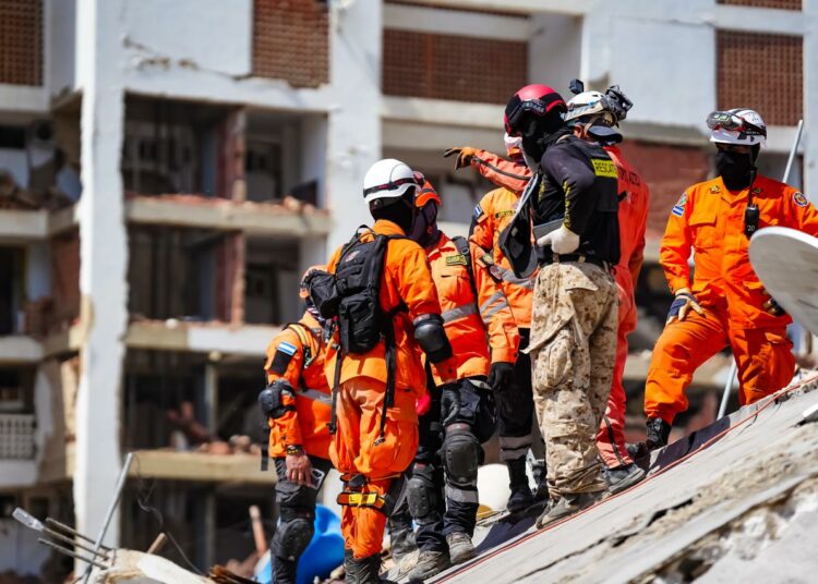 Equipos salvadoreños extienden operaciones de búsqueda en Venezuela