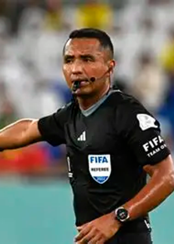 FIFA designa a árbitro salvadoreño Iván Barton para dirigir un partido de semifinales del mundial