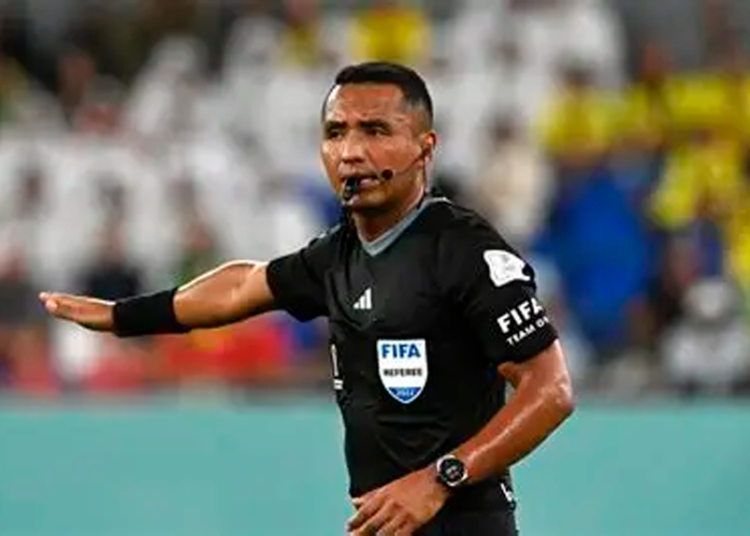 FIFA designa a árbitro salvadoreño Iván Barton para dirigir un partido de semifinales del mundial