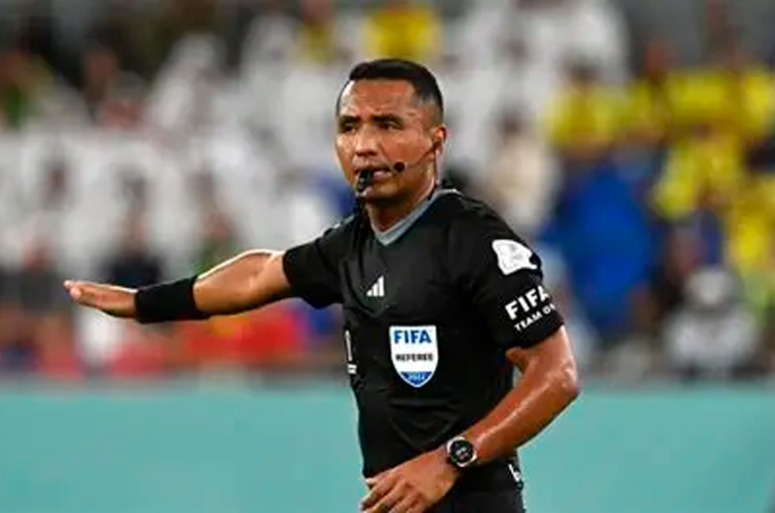 FIFA designa a árbitro salvadoreño Iván Barton para dirigir un partido de semifinales del mundial