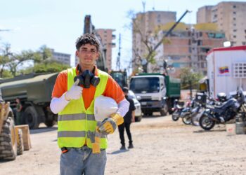 A sus 19 años, lidera labores de rescate entre los escombros de La Guaira, Venezuela