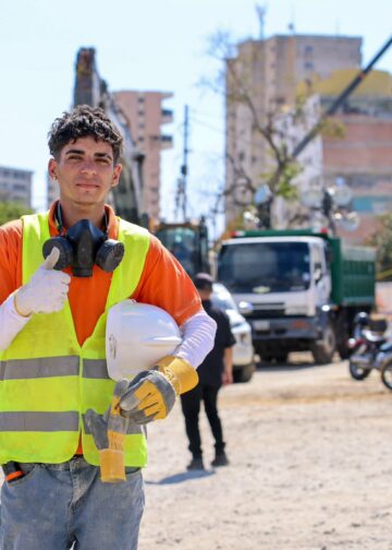 A sus 19 años, lidera labores de rescate entre los escombros de La Guaira, Venezuela