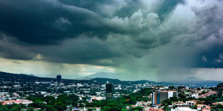 Calor y lluvias breves predominarán durante la jornada de este jueves