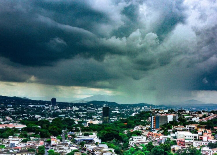 Calor y lluvias breves predominarán durante la jornada de este jueves