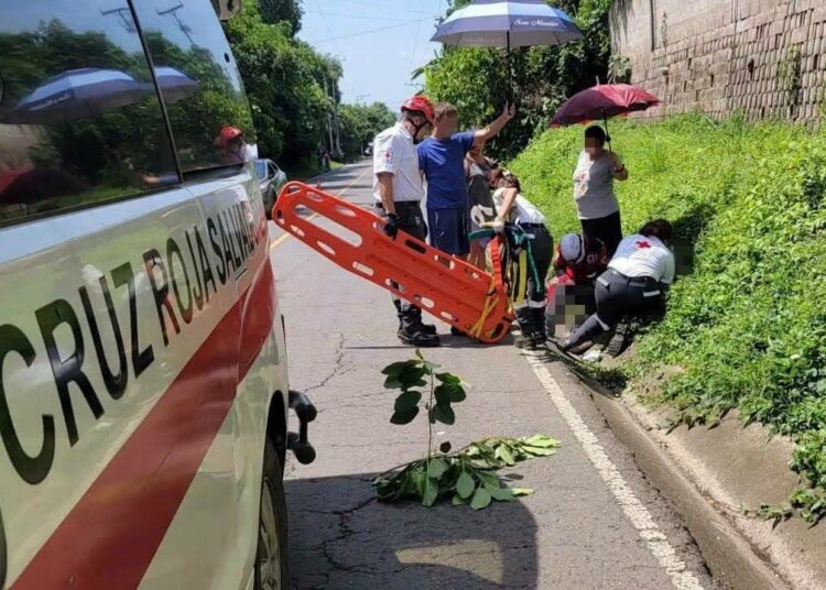 Joven resulta lesionado tras percance vial en carretera hacia El Boquerón