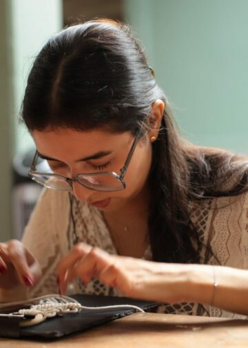 Realizan taller de macramé para potenciar creatividad de participantes