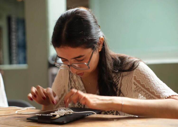 Realizan taller de macramé para potenciar creatividad de participantes