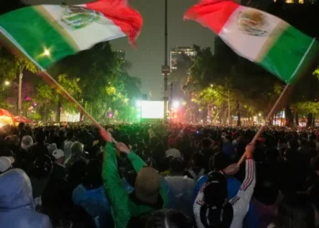 Celebración masiva por triunfo de México termina con tres muertes tras aglomeraciones