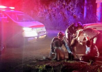 Accidente entre motocicleta y microbús deja a dos menores lesionados en Quezaltepeque
