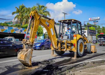 Reparan fuga de agua en calle El Pedregal, Antiguo Cuscatlán