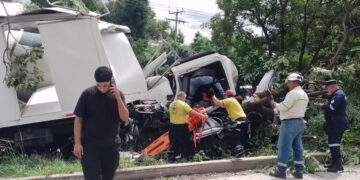 Dos personas resultan lesionadas tras choque entre camión y pipa en Apopa