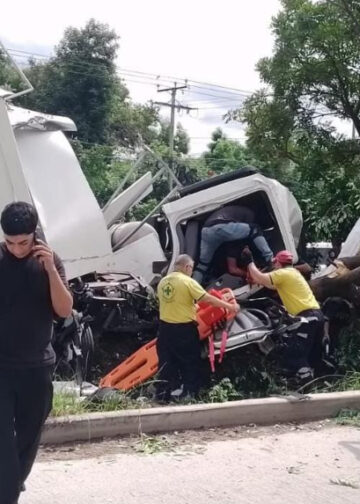 Dos personas resultan lesionadas tras choque entre camión y pipa en Apopa