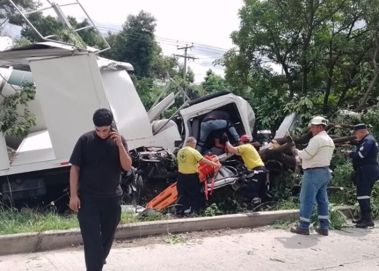 Dos personas resultan lesionadas tras choque entre camión y pipa en Apopa