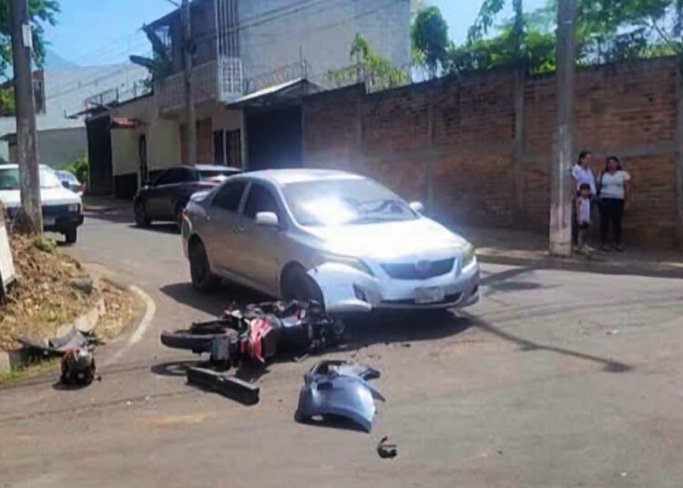 Adolescente resulta con múltiples lesiones tras percance vial en Zacatecoluca