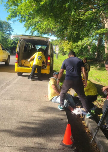 Perro se atraviesa en la vía y provoca accidente de motociclista en Tecoluca