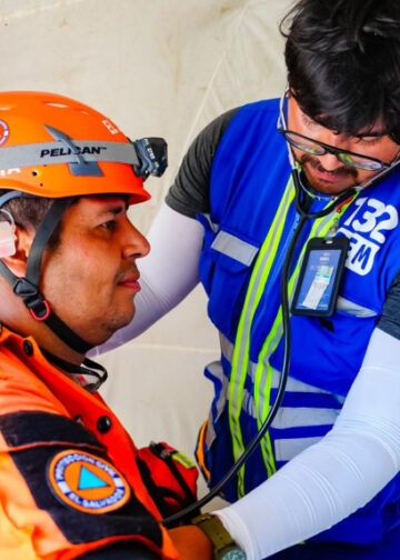 Personal médico salvadoreño lleva atención oportuna a comunidades afectadas en Venezuela