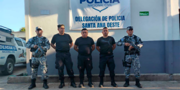 Capturan a tres agentes señalados de extorsionar a un conductor durante un retén
