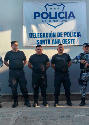 Capturan a tres agentes señalados de extorsionar a un conductor durante un retén
