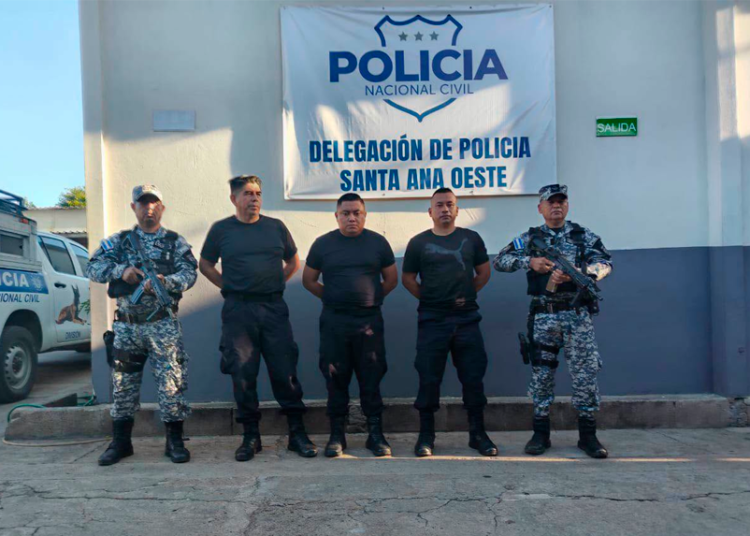Capturan a tres agentes señalados de extorsionar a un conductor durante un retén