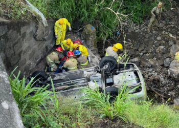 Vehículo cae a un barranco en el puente San Joaquín y deja una persona lesionada