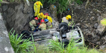 Vehículo cae a un barranco en el puente San Joaquín y deja una persona lesionada