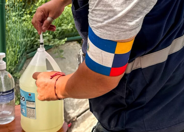 Rescatistas salvadoreños refuerzan seguridad sanitaria durante labores en zonas afectadas en Venezuela