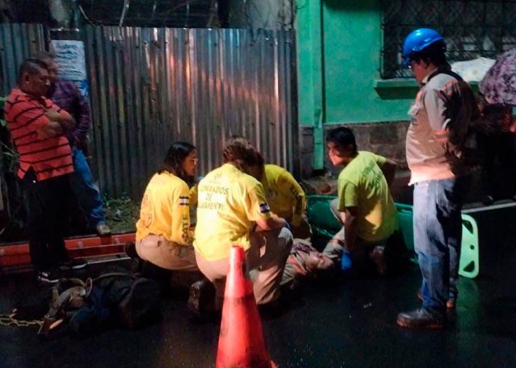 Empleado de telefonía cae de una escalera en Santiago Texacuangos