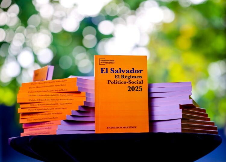 Presentan nuevo Centro de Estudios Internacionales Héctor Oquelí y libro sobre la evolución política de El Salvador