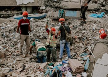 Un mes después del terremoto, La Guaira mantiene viva la esperanza entre los escombros