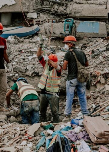 Un mes después del terremoto, La Guaira mantiene viva la esperanza entre los escombros