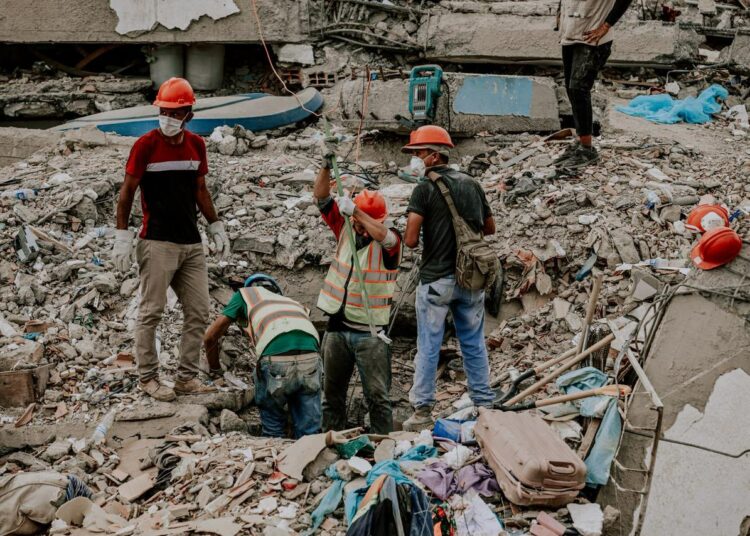 Un mes después del terremoto, La Guaira mantiene viva la esperanza entre los escombros