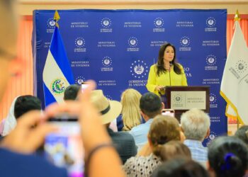 Entregan 154 escrituras de lotes a familias afectadas por Argoz