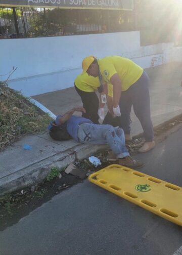 Accidente en Zacatecoluca deja a un adulto mayor hospitalizado tras ser embestido por una motocicleta