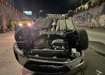 Falla mecánica habría provocado accidente donde un vehículo terminó «llantas arriba» en San Salvador