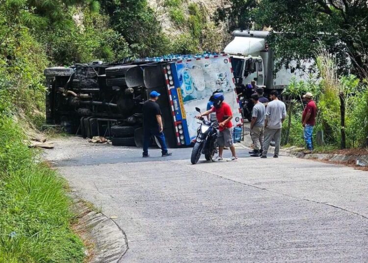 Camión queda accidentado cuando descendía hacia San Ignacio