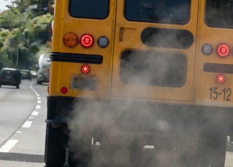 Autobús excede límites de gases y recibe multa de $150