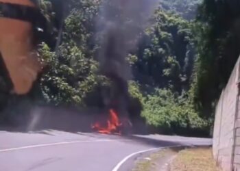Incendio consume una camioneta y provoca cierre preventivo en la antigua a Zacatecoluca