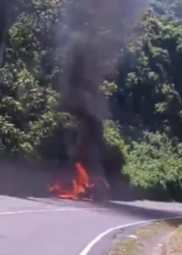 Incendio consume una camioneta y provoca cierre preventivo en la antigua a Zacatecoluca
