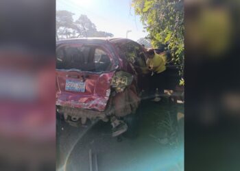 Fuerte choque en Santa Ana deja daños materiales