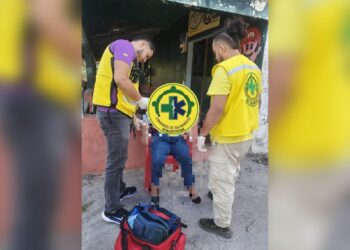 Trasladan a hospital a personas que cayó de un vehículo en cantón Santa Lucía