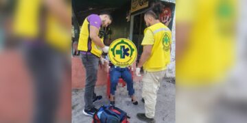 Trasladan a hospital a personas que cayó de un vehículo en cantón Santa Lucía