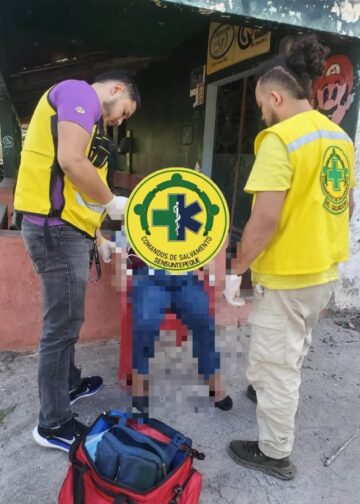 Trasladan a hospital a personas que cayó de un vehículo en cantón Santa Lucía