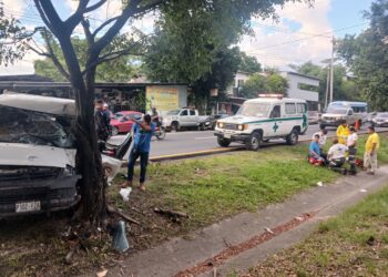 Cruz Verde atiende a conductor herido en accidente de tránsito en San Martín