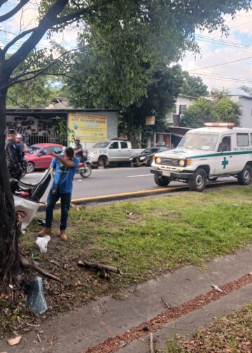 Cruz Verde atiende a conductor herido en accidente de tránsito en San Martín