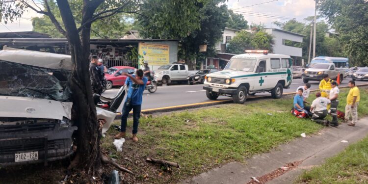 Cruz Verde atiende a conductor herido en accidente de tránsito en San Martín