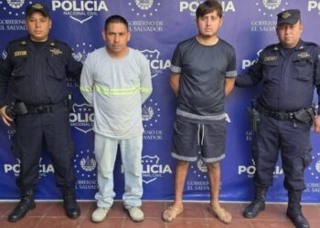 Cayeron en el punto de encuentro: capturan a dos acusados de extorsionar a una mujer