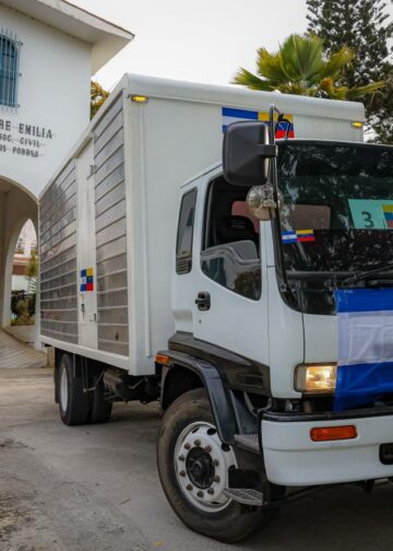 Gobierno de El Salvador entrega medicamentos a venezolanos