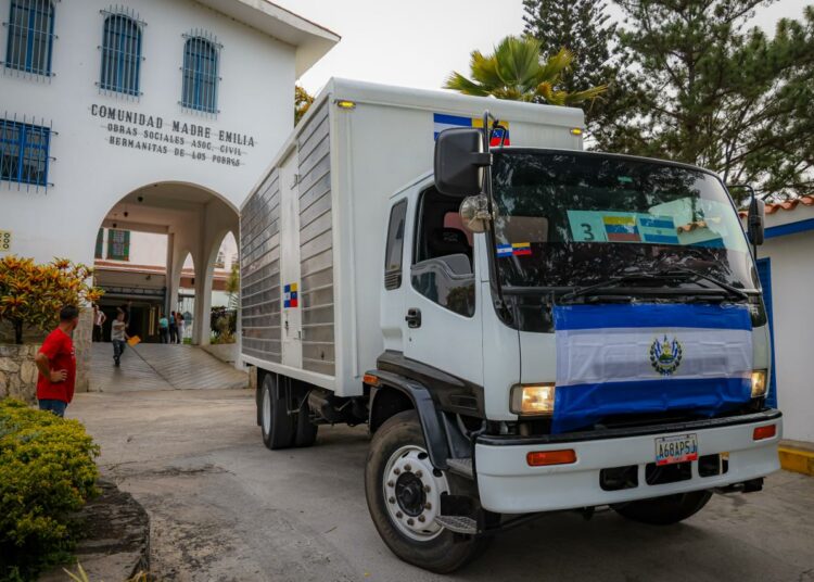 Gobierno de El Salvador entrega medicamentos a venezolanos