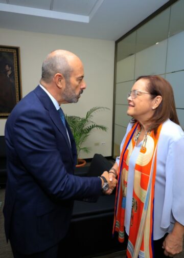 Presidente del Senado de España y comitiva de senadores conoce transformación histórica de El Salvador